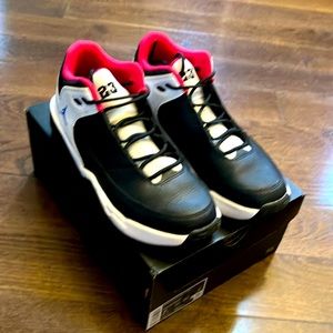 Nike air size 7Y gently worn basketball shoes